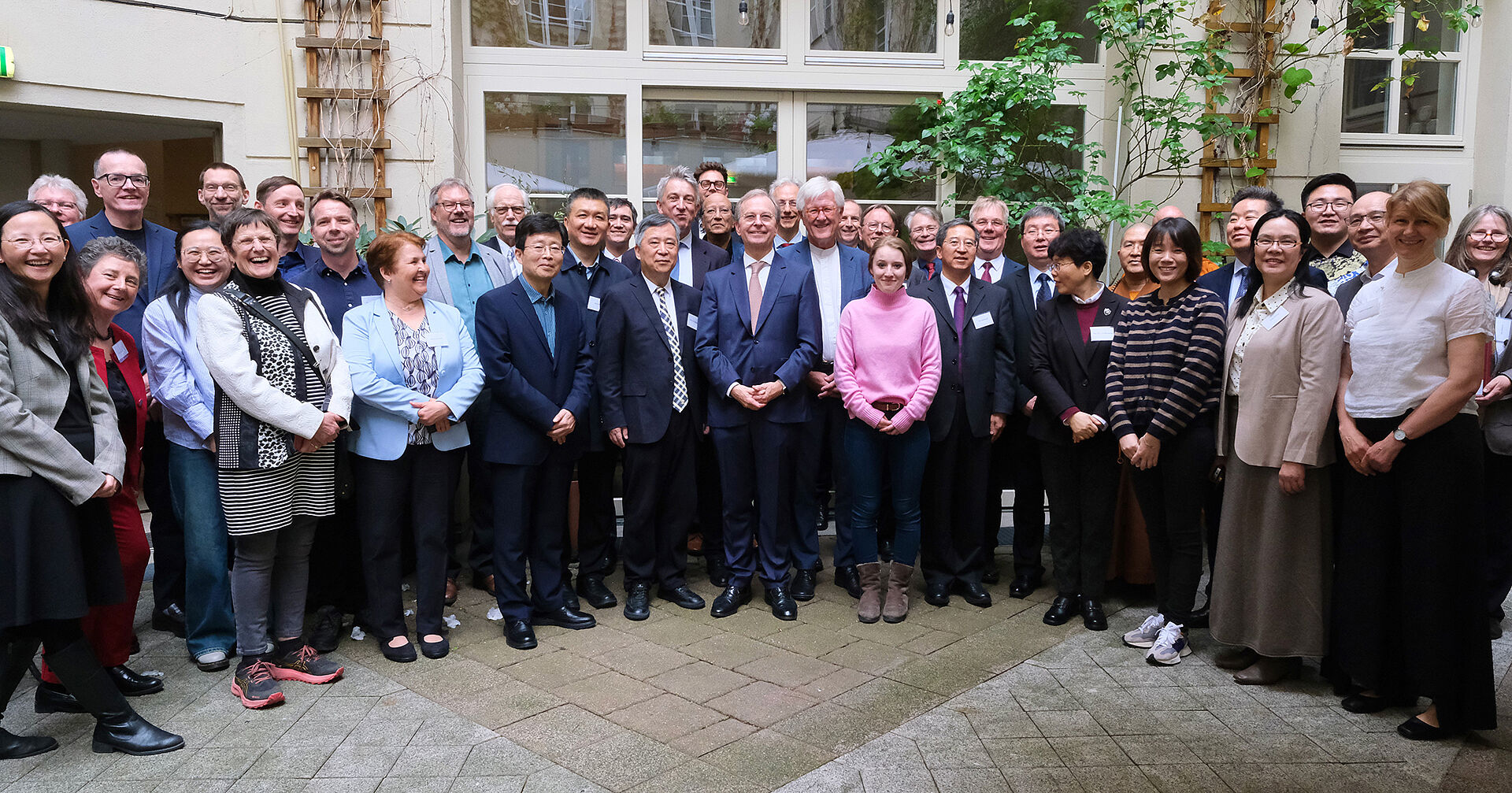 Gruppenbild von Vertreter*innen bei der deutsch-chinesischen Kirchenkonsultation in Berlin.