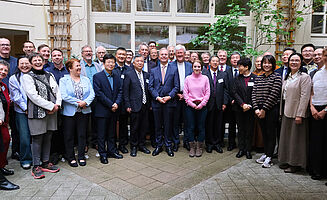 Gruppenbild von Vertreter*innen bei der deutsch-chinesischen Kirchenkonsultation in Berlin.