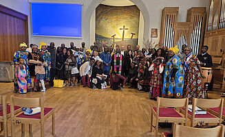 Christ*innen aus Kamerun und Ghana feiern gemeinsam mit der EMS Gottesdienst in der Waldkirche.