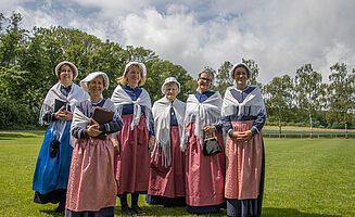 Gruppenbild von Frauen in waldensischer Tracht.