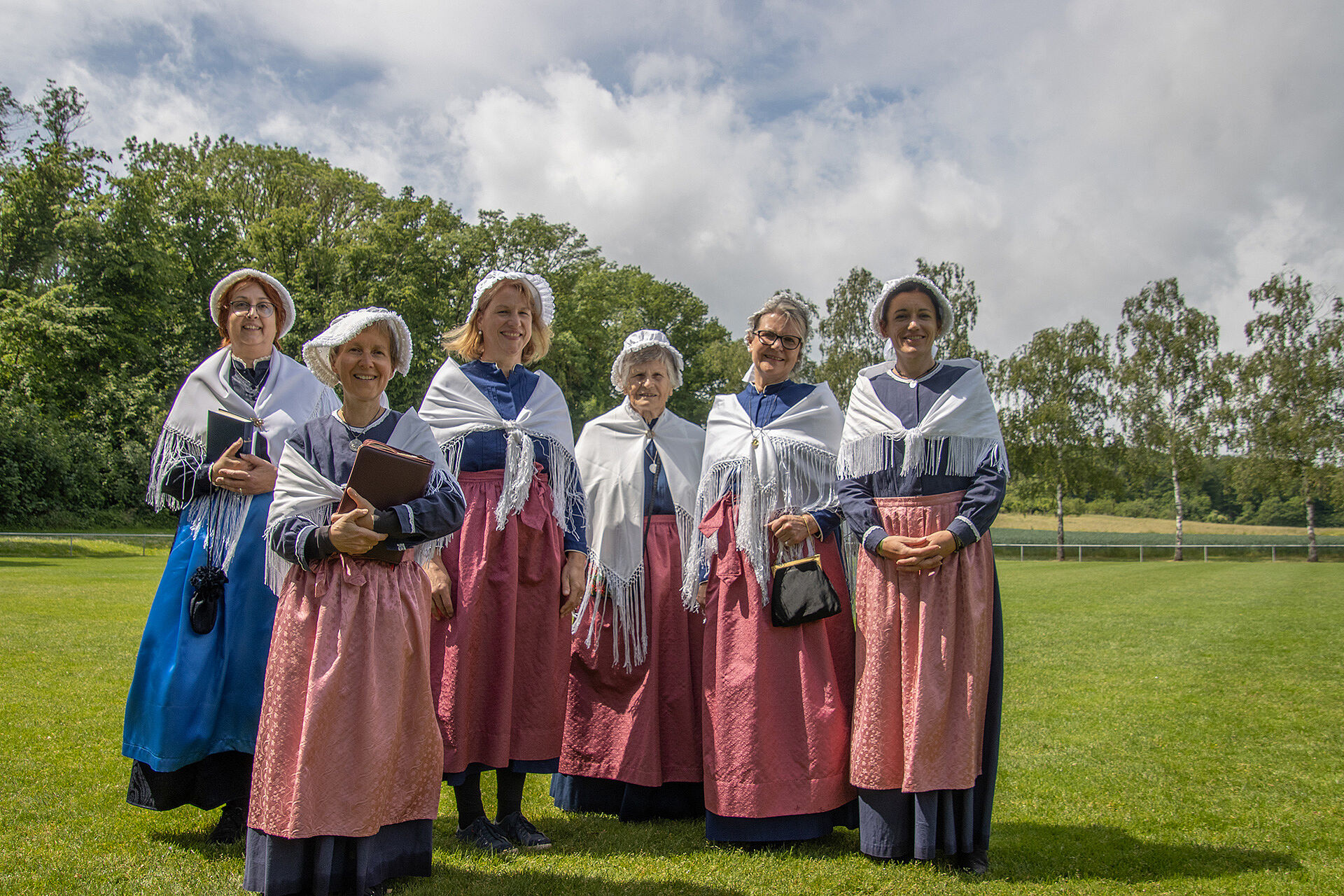 Gruppenbild von Frauen in waldensischer Tracht.