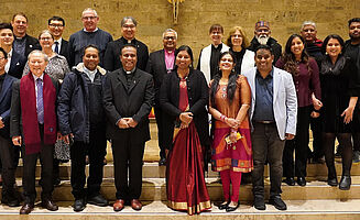 Gruppenbild in Kirche mit mehreren internationalen Gästen aus Indien.
