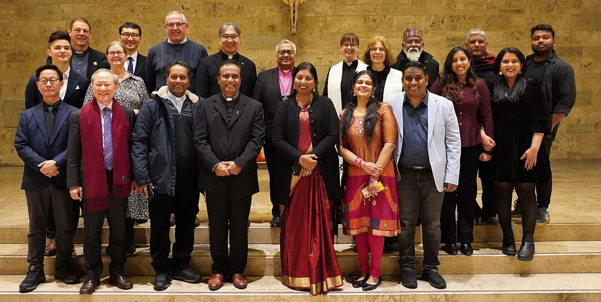 Gruppenbild in Kirche mit mehreren internationalen Gästen aus Indien.