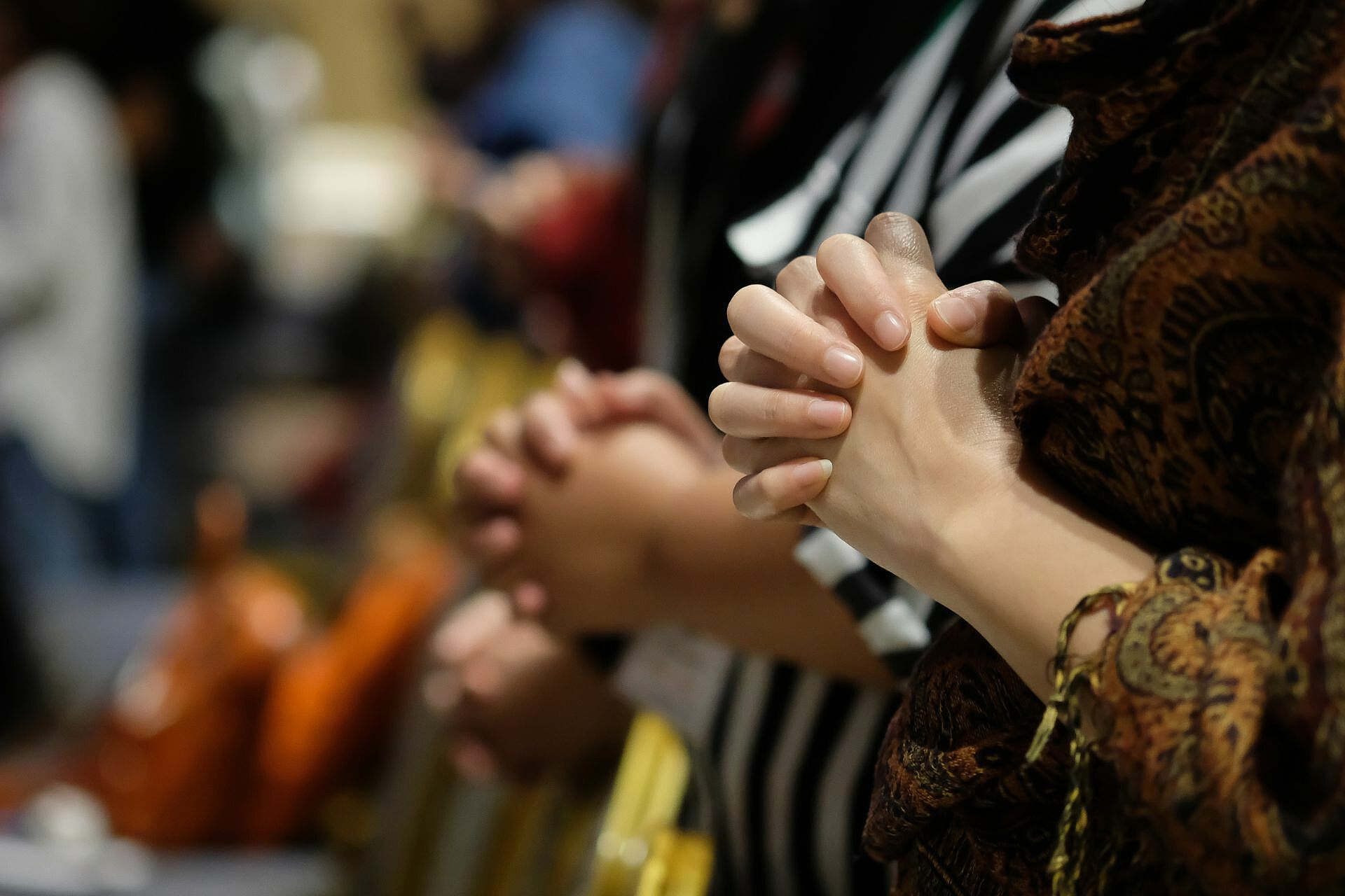 Gefaltete Hände während eines Gottesdienstes.