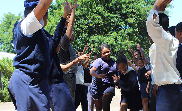 Kinder der LR Schmidt Grundschule in Genadendal spielen ein Spiel.