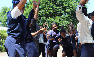 Kinder der LR Schmidt Grundschule in Genadendal spielen ein Spiel.