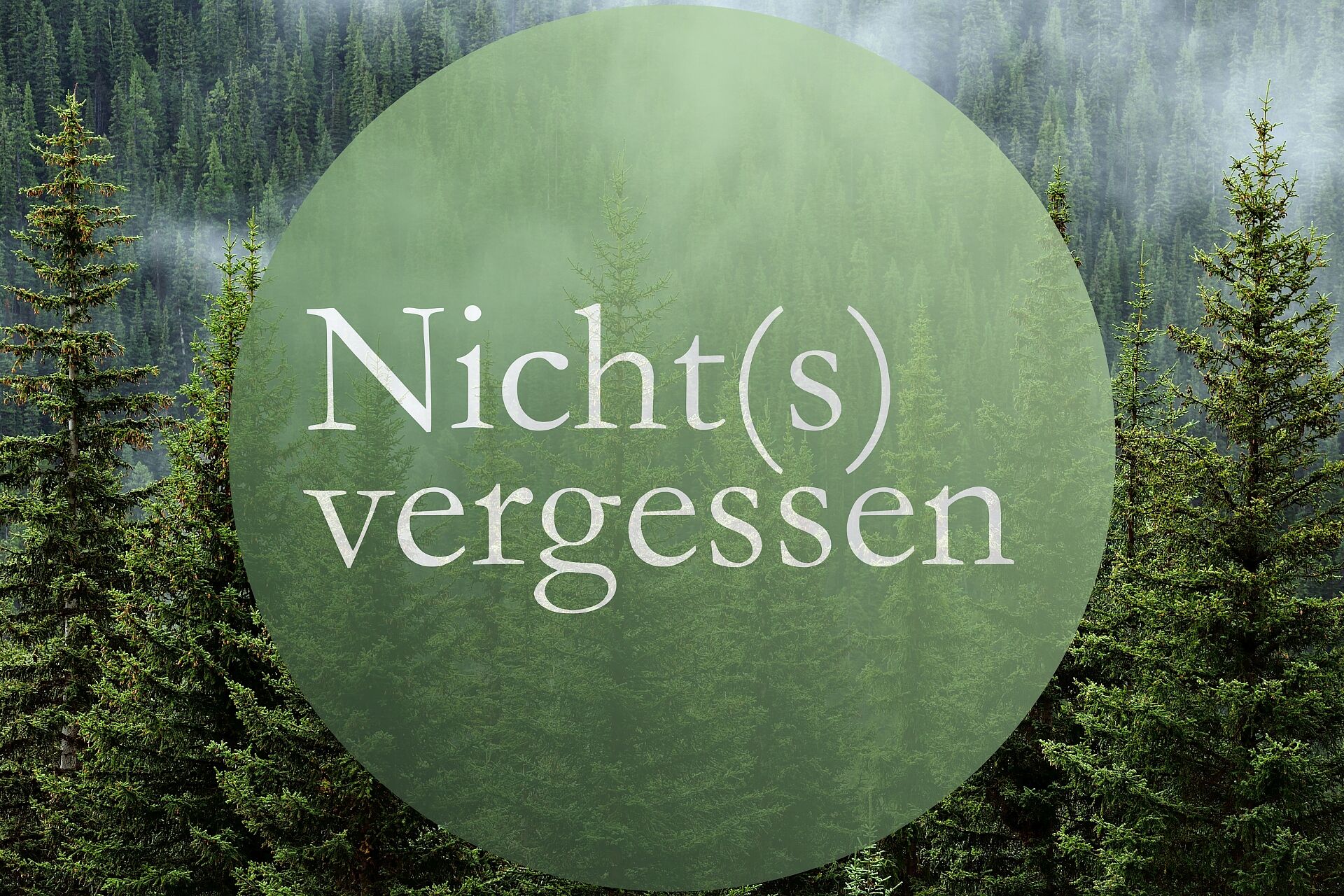 Logo in grünem Kreis auf Bäumen. Aufschrift: Nicht(s) vergessen.
