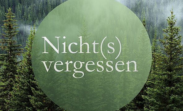 Logo in grünem Kreis auf Bäumen. Aufschrift: Nicht(s) vergessen.