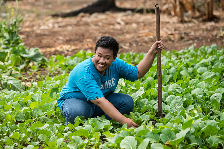 Landwirt aus Indonesien bei der Arbeit auf dem Feld.