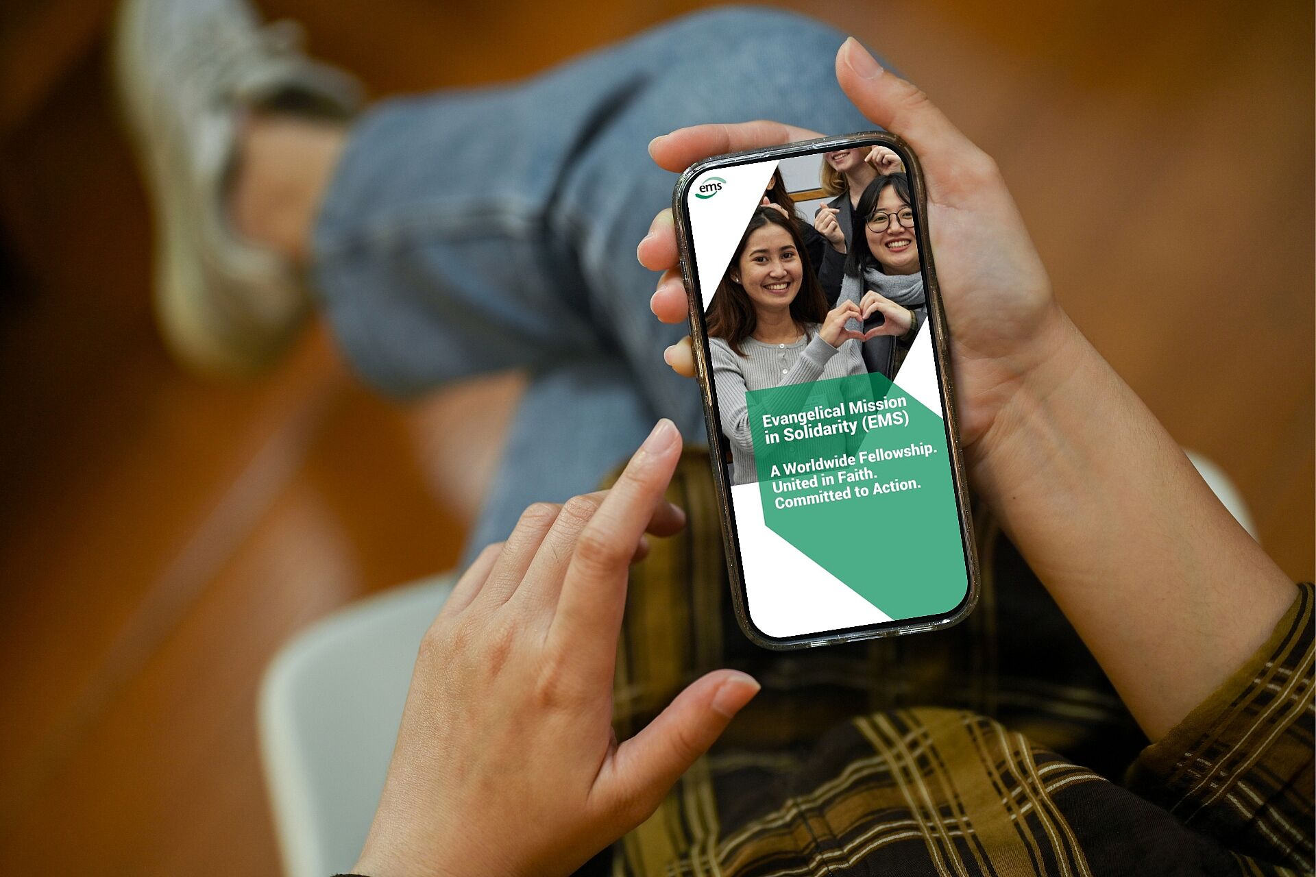 Die Person hält ein Smartphone in der Hand, zu sehen ist ein Instagram-Post der EMS.