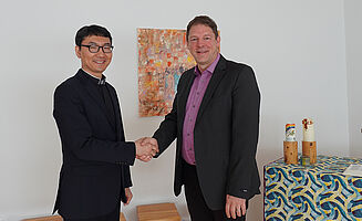Der neue EMS Fachbereichsleiter Ostasien und der Abteilungsleiter Regionen und Missionsvereine geben sich zur Begrüßung die Hand. 