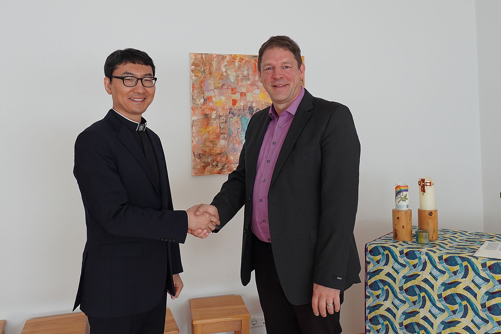 Der neue EMS Fachbereichsleiter Ostasien und der Abteilungsleiter Regionen und Missionsvereine geben sich zur Begrüßung die Hand. 