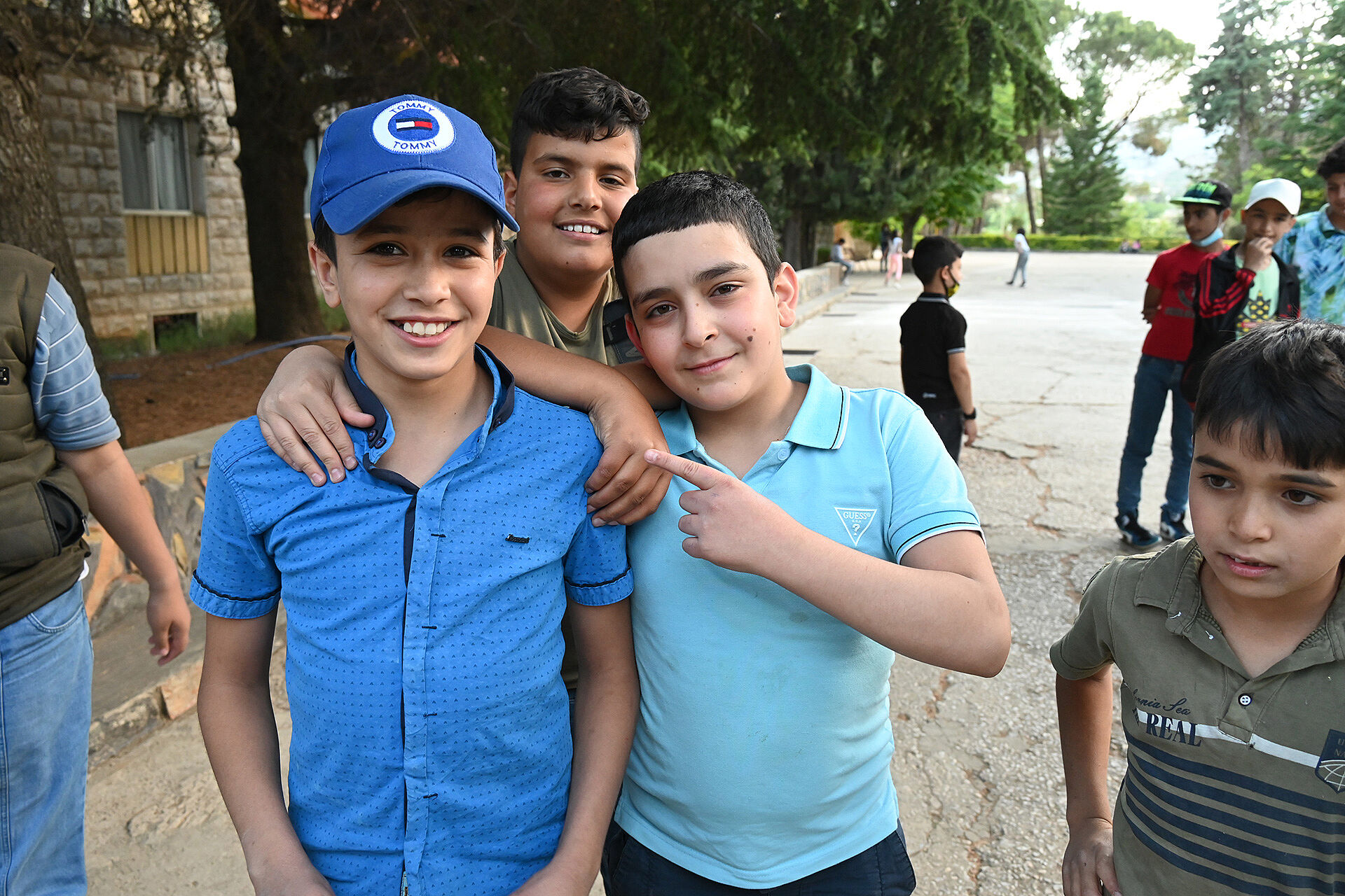 Drei Jungs umarmen sich.