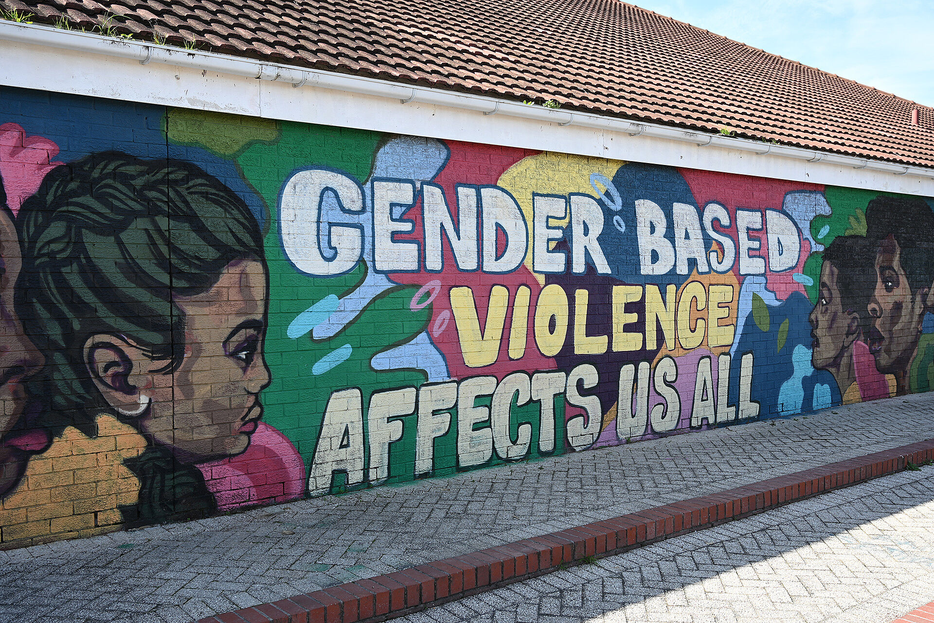 Graffiti an Hauswand mit dem Slogan: "Gender Based Violence Affects Us All"
