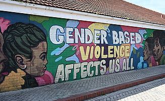 Graffiti an Hauswand mit dem Slogan: "Gender Based Violence Affects Us All"