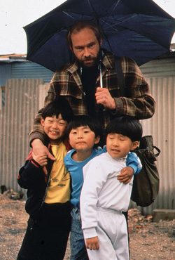 Lutz Drescher with children in the poor district of Seoul